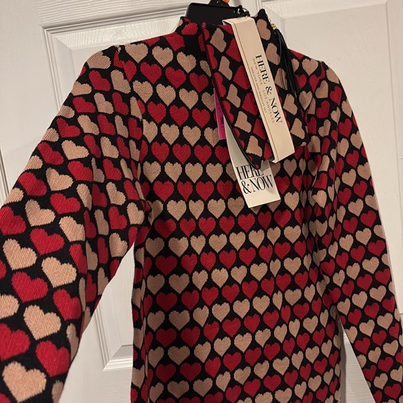 BNWT HERE & NOW Red Beige Valentine's Day Hearts Sweater and Wristlet Set Size S - Picture 2 of 5